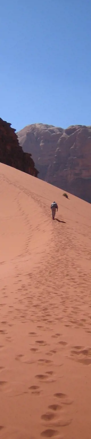 Erklimme die Sanddünen bei einer Wanderung durch Wadi Rum